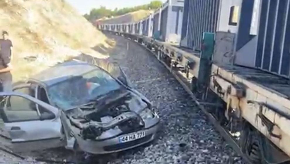 Hemzemin Geçitte Yük Treninin Çarptığı Otomobilde 1'i Ağır 5 Yaralı