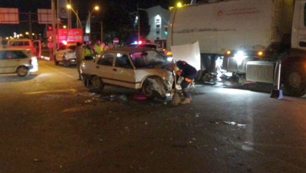 İki Otomobil Kavşakta Çarpıştı.. 4 Yaralı
