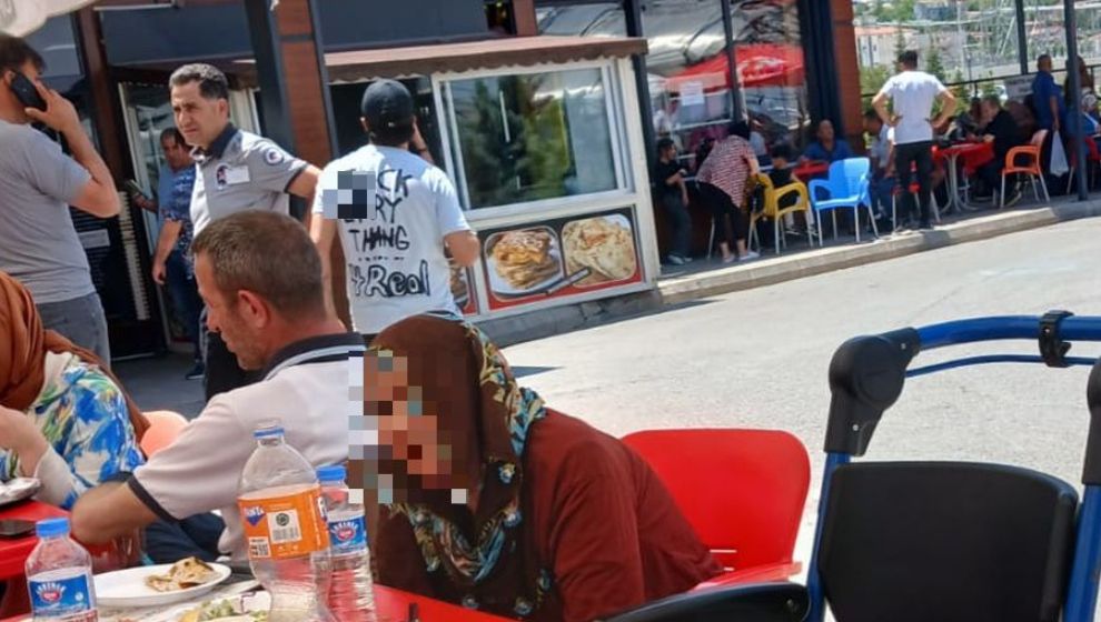 Küfür Yazılı Tişörtle Gezinen Adam!