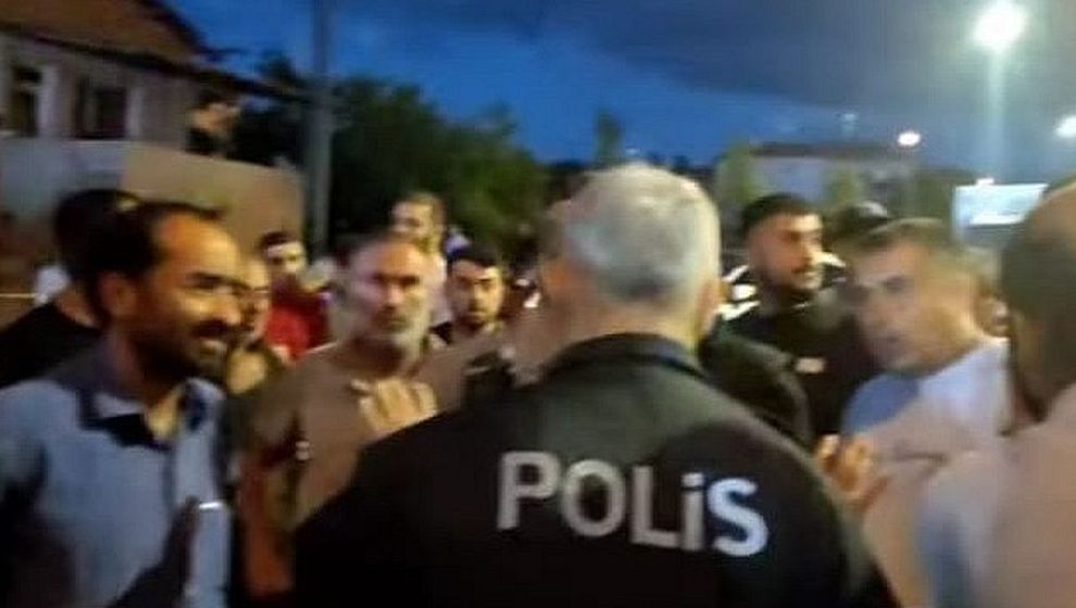 Mahalle Sakinleri Kazadan Sonra Yolu Kapattı