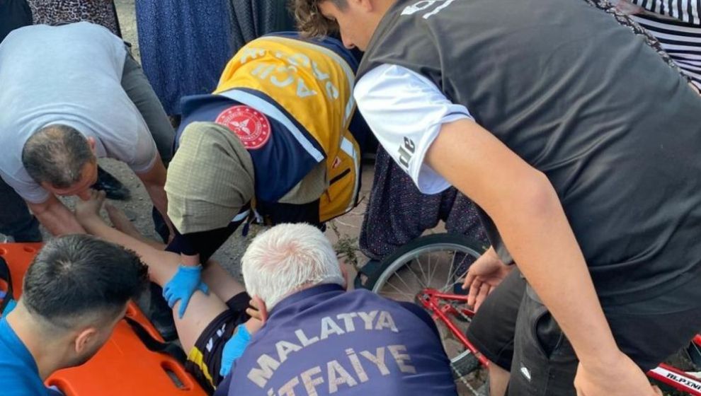 Otomobil Bisikletli Çocuklara Çarptı.. 3 Yaralı