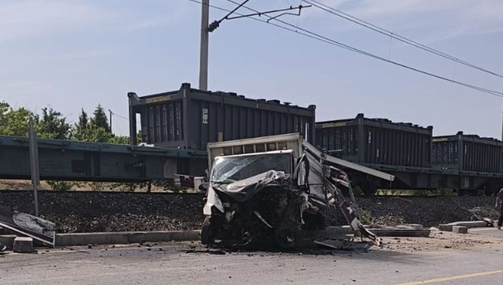 Yük Treni Hemzemin Geçitte Kamyonete Çarptı