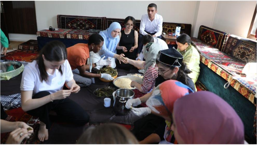 16 Farklı Ülkeden Gelip, Kiraz Yaprağıyla Köfte Sardılar