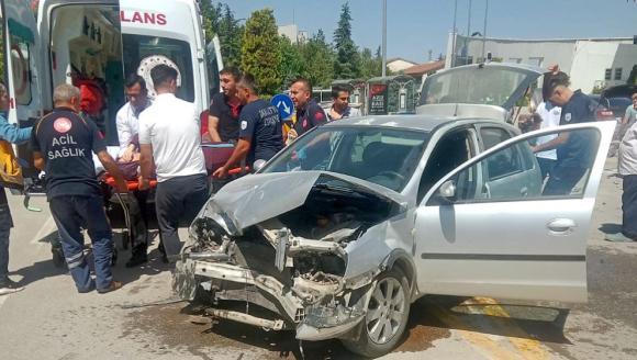Büyükşehir Belediye Binası Önündeki Kazada 4 Kişi Yaralandı