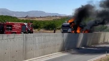 Havalimanı Yolunda Bariyerlere Çarpan TIR Yandı