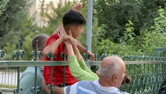 Kolu Demir Parmaklıklara Saplandı