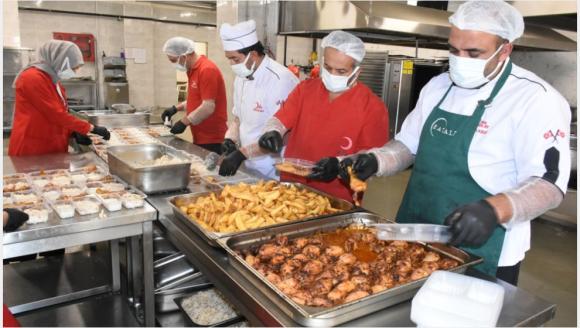 Kızılay, Malatya'da Günlük Bin Kişiye Sıcak Yemek Ulaştırıyor