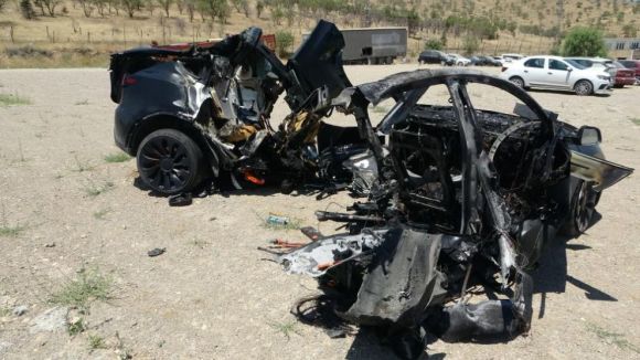 Kaza Yapan Otomobil Parçalandı, İki Hemşir Yanarak Öldü