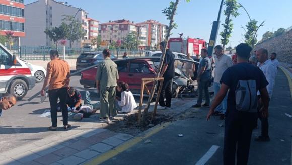 Otomobil Orta Refüje Çarptı