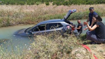 Otomobil Sulama Kanalına Uçtu