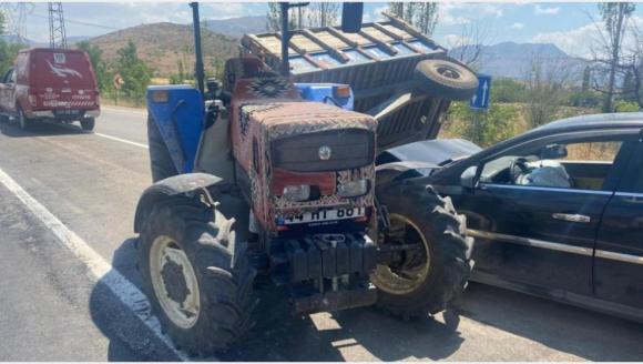 Otomobil Traktörün Römorkuna Çarptı, 2 Yaralı..