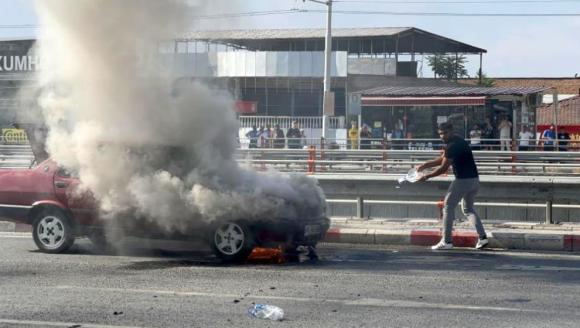 Otomobilindeki Yangını Söndürmeye Çalıştı Ama..