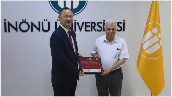 Prof.Dr. Yılmaz İle 2 Akademisyene Kırgız Nişanı ve Onur Belgesi