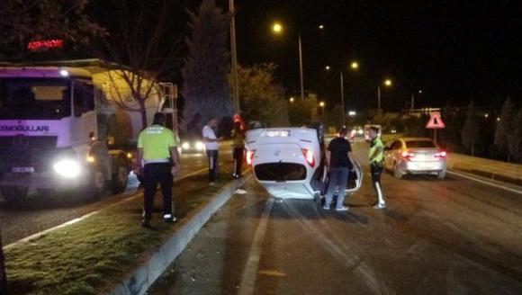 Viyadük Girişinde Refüje Çarptı Devrildi..