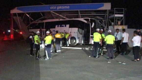 Yolcu Otobüsü Yakıt İstasyonundaki Yıkama Bölümüne Daldı: 8 Yaralı