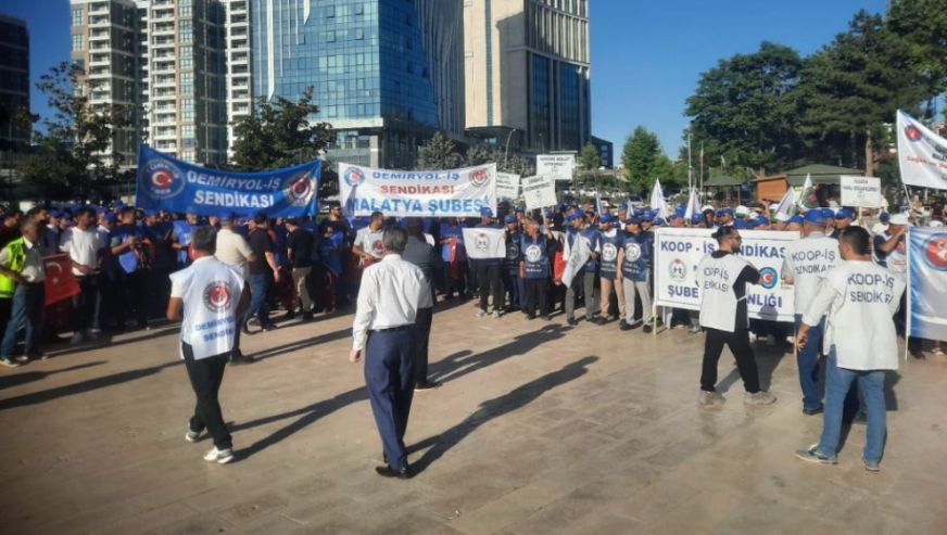 "Bu Teklif Toplu Sözleşme Değil, Toplu Oyalamadır.. İşçiyiz, Köle Değil!"
