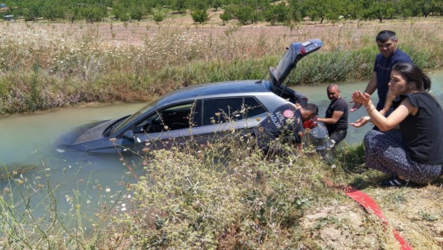 Otomobil Sulama Kanalına Uçtu