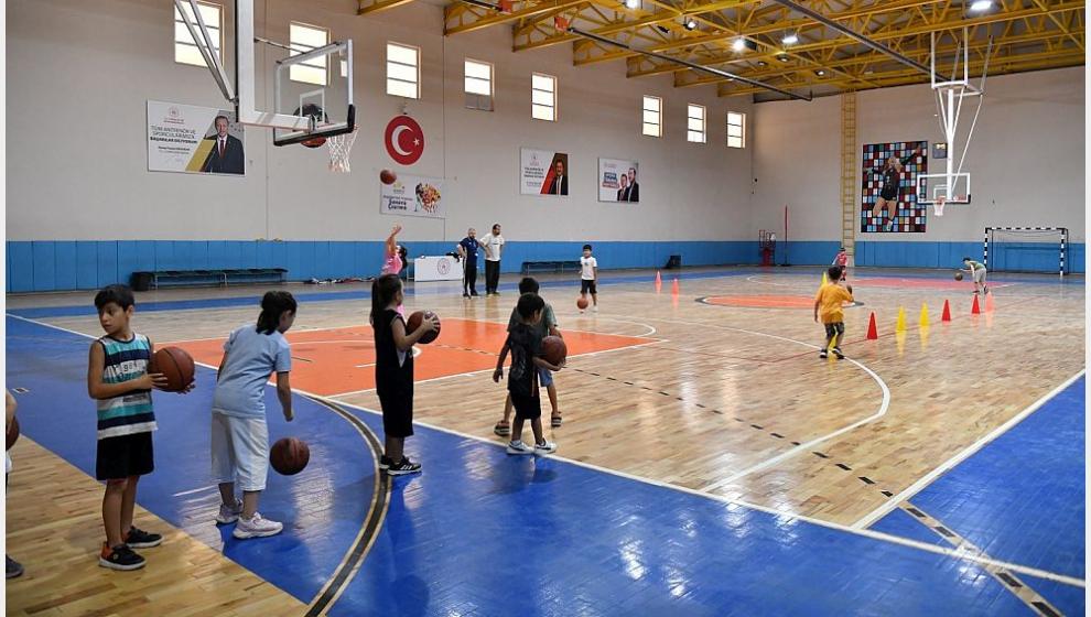 Basketbol Kurslarında Temel Sportif Eğitimleri Veriliyor