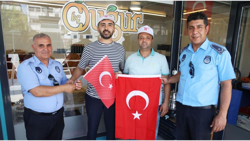 Battalgazi Belediyesi, Esnafa Bayrak Dağıttı