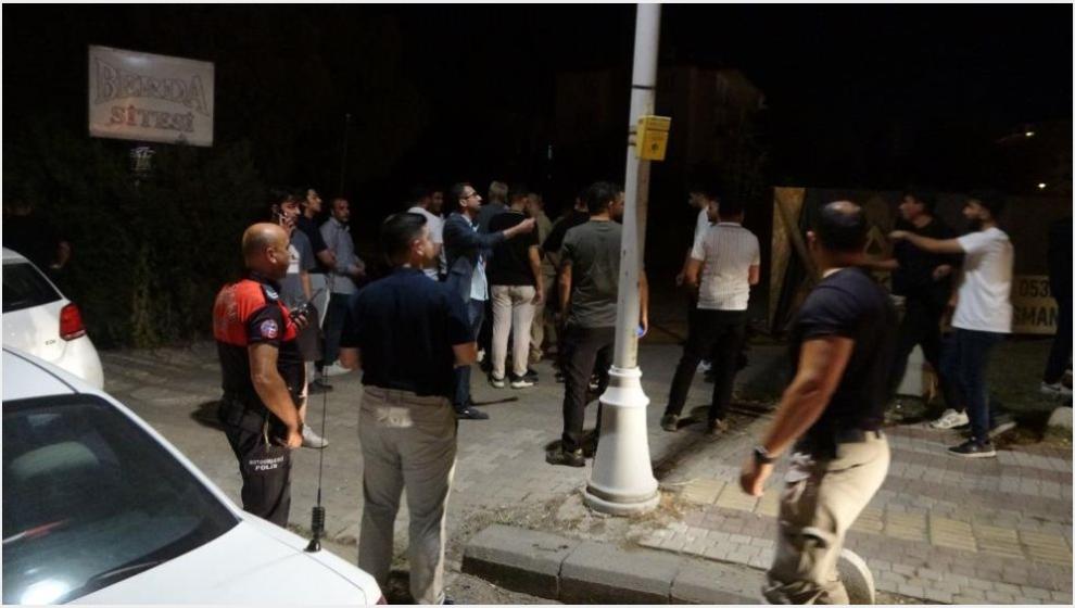 CHP Anons Aracındakilerle Bir Grup Arasında Kavgaya Polis Müdahalesi