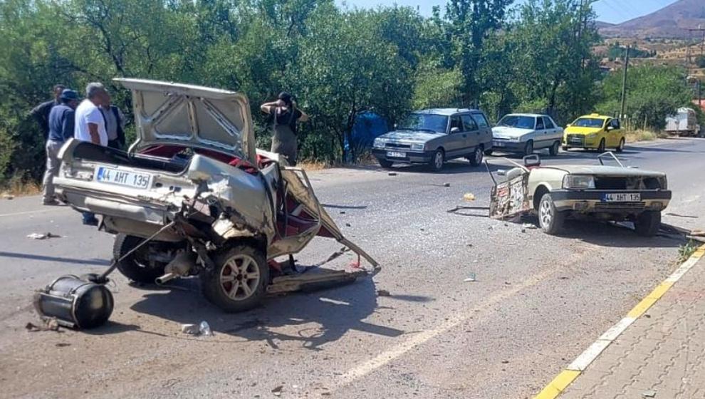 Direğe Çarpan Otomobil İkiye Ayrıldı.. Sürücü Ağır Yaralı