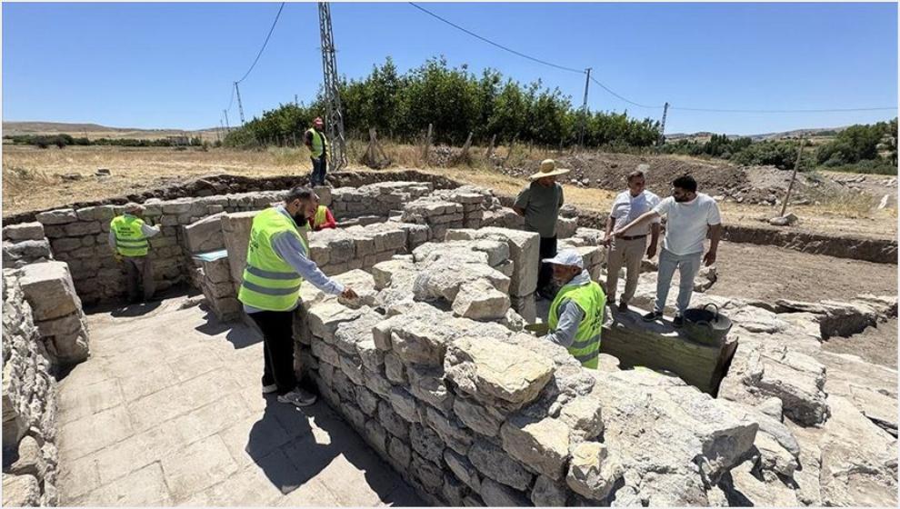 Elazığ'da Bir Tarlada 1700 Yıllık Roma Hamamı Kalıntıları Bulundu
