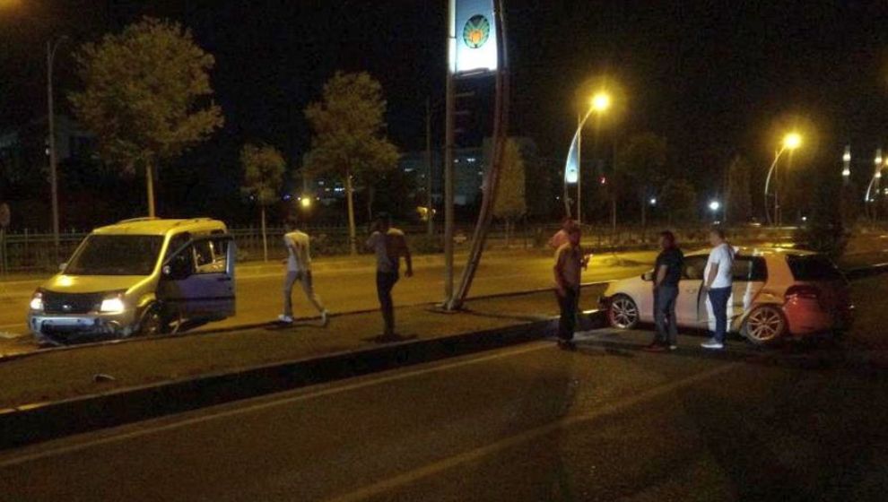Hastane Karşısındaki Kazada 2 Kişi Yaralandı