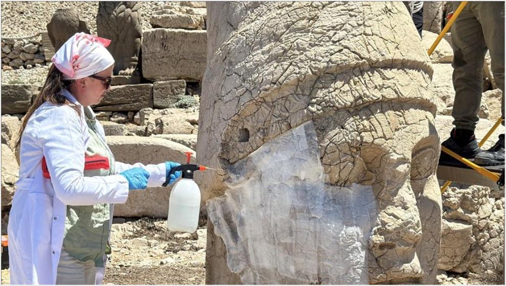 Nemrut Dağı'ndaki Simge Eserlere Nano Kireçli Bakım- Onarım Yapılıyor