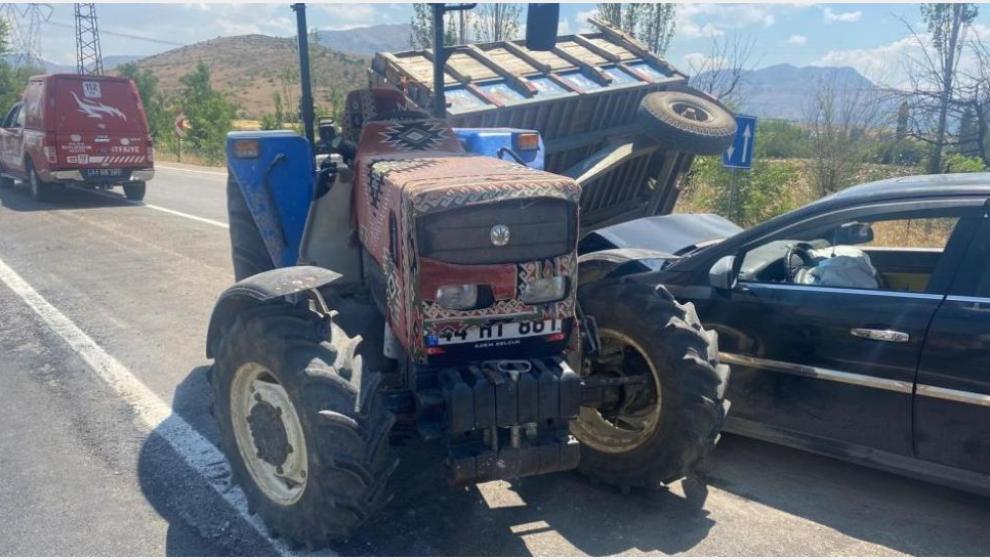 Otomobil Traktörün Römorkuna Çarptı, 2 Yaralı..