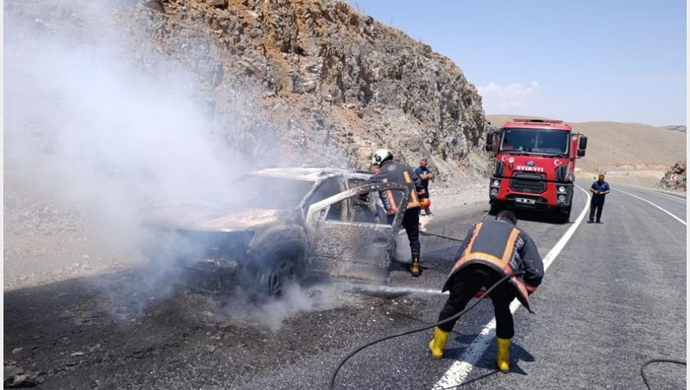 Yangın Çıkan Otomobil Kullanılamaz Hale Geldi