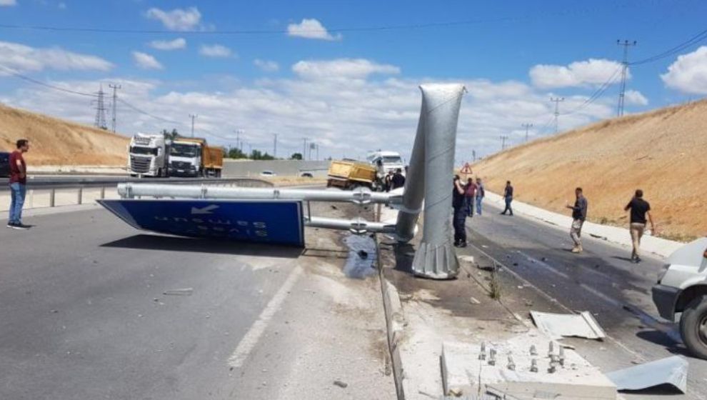 Yön Tabela Direğine Çarpan Kamyonun Sürücüsü Yaralandı