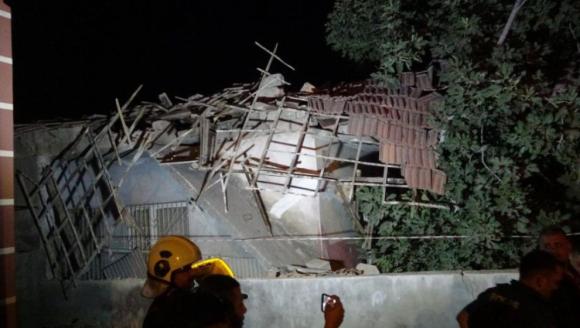 Deprem Hasarlı Evin Çatısı Çöktü