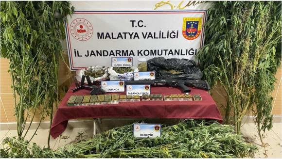Jandarma Uyuşturucu ve Silah Ele Geçirdi