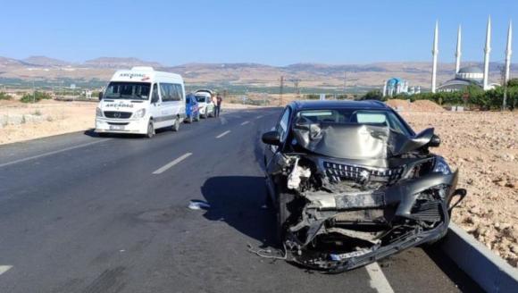 Otomobil Minibüse Çarptı: 9 Yaralı