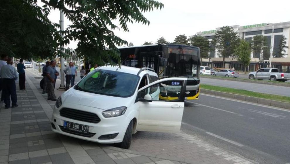Belediye Otobüsü İle Resmi Araç Çarpıştı