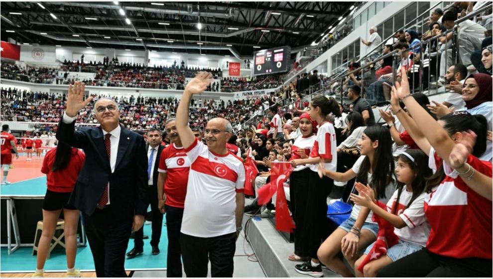 Büyükşehir Belediye Başkanı Er, Zafer Sonrası Milli Takımı Ağırladı