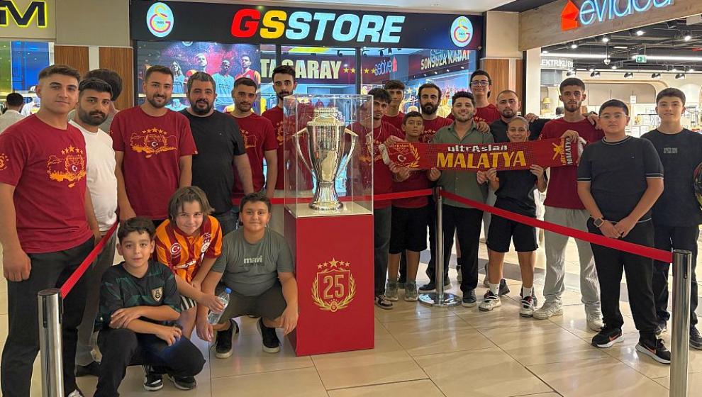 Galatasaray'ın Şampiyonluk Kupası Sergileniyor