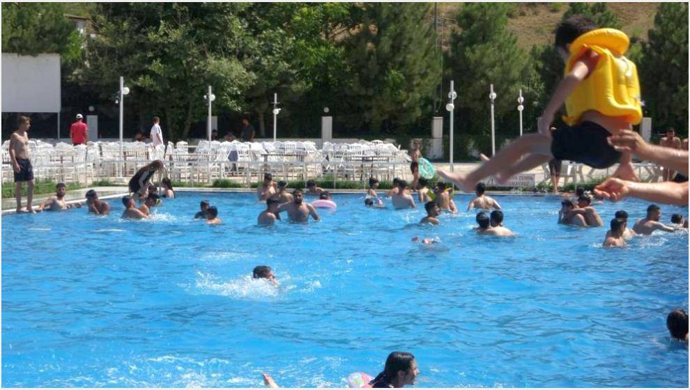 Horata'nın Havuza Akan Suyunda Serinliyorlar
