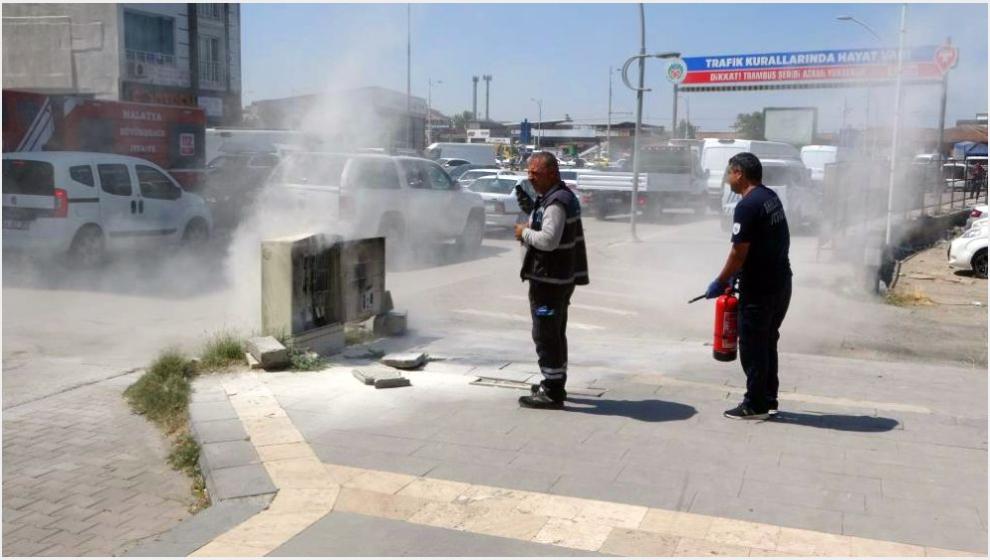 Kaldırımdaki Elektrik Panosunda Yangın Çıktı