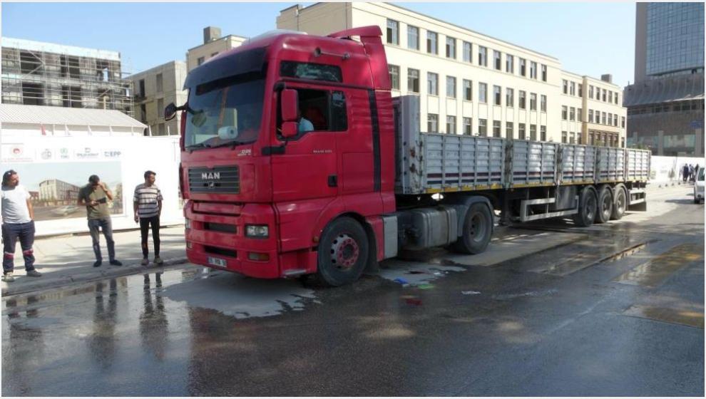 Kent Merkezinde TIR'ın Çarptığı Yaya Yaralandı
