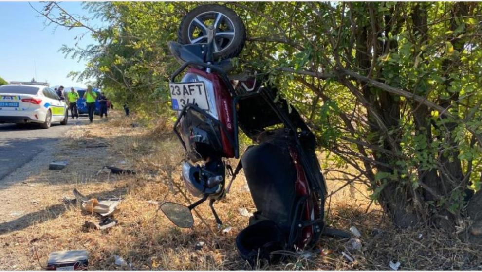 Otomobilin Çarpıp Fırlattığı Motosiklet Ağaçta Asılı Kaldı