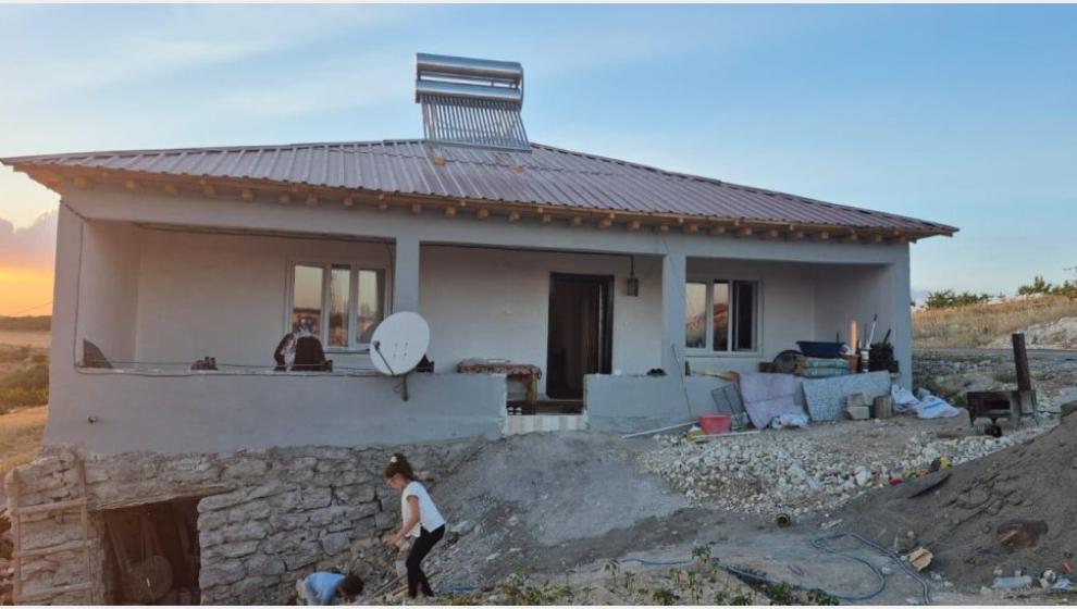 Taşındığı Gün Evi Yanan Vatandaşa Ev Yaptırıldı