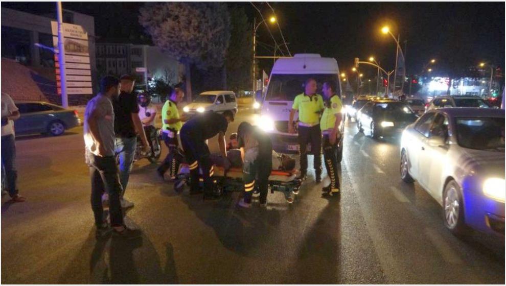 Trafikte Sıkıştırılan Motokurye Kaza Yaptı