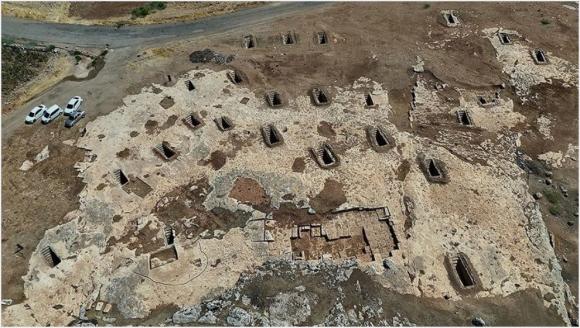 Adıyaman'daki Tharsa Antik Kenti'nde 8 Oda Mezarı Bulundu