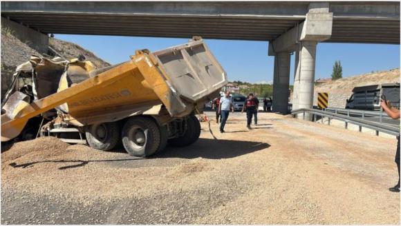Büyükşehir'e Ait Kamyon Kaza Yaptı, Sürücü Öldü