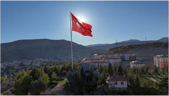 Darende'de Şehitliğe 50 Metrelik Bayrak Direği