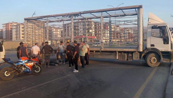 Motosiklet İle Kamyon Çarpıştı.. 1 Yaralı