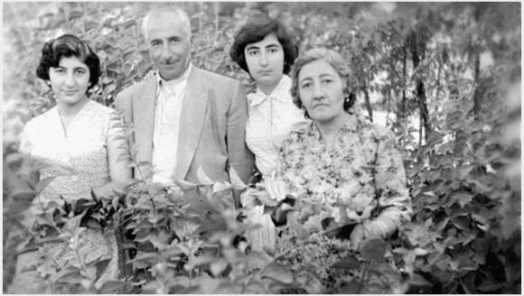 Muallim Bey Geçiyor..