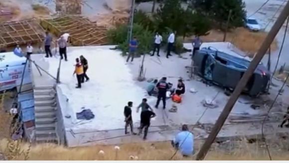 Otomobil Evin Damına Uçtu.. 2 Yaralı