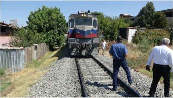 Yük Treninin Çarptığı Şahıs Ağır Yaralandı